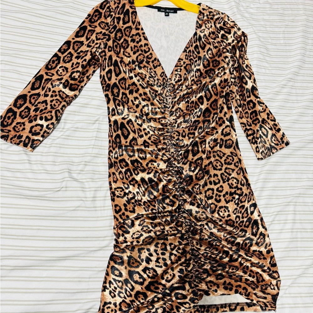 Stresh animal print dress, elegant and very sexy with neckline